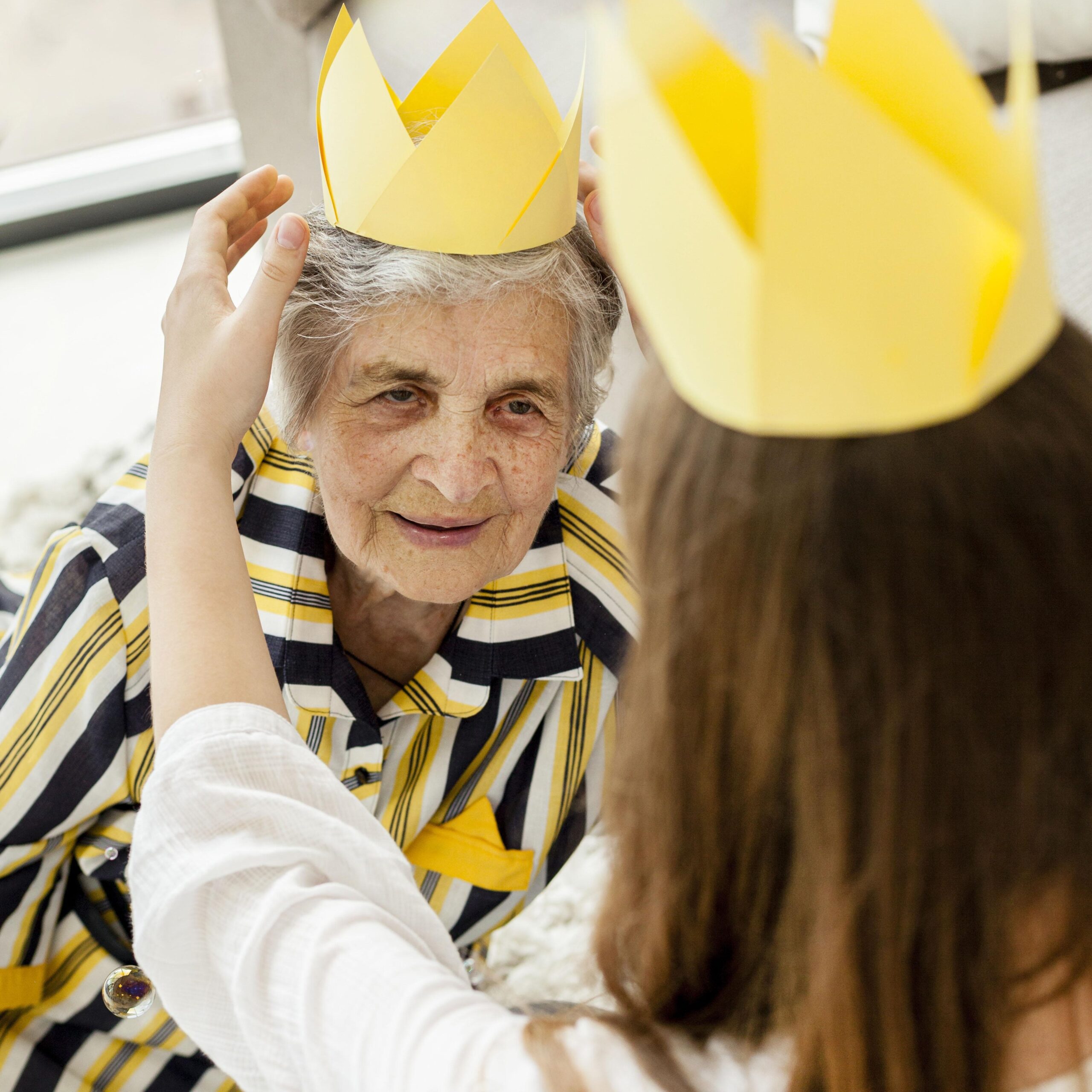 Convivialité transgénérationnelle pour l'anniversaire d'une grand-mère