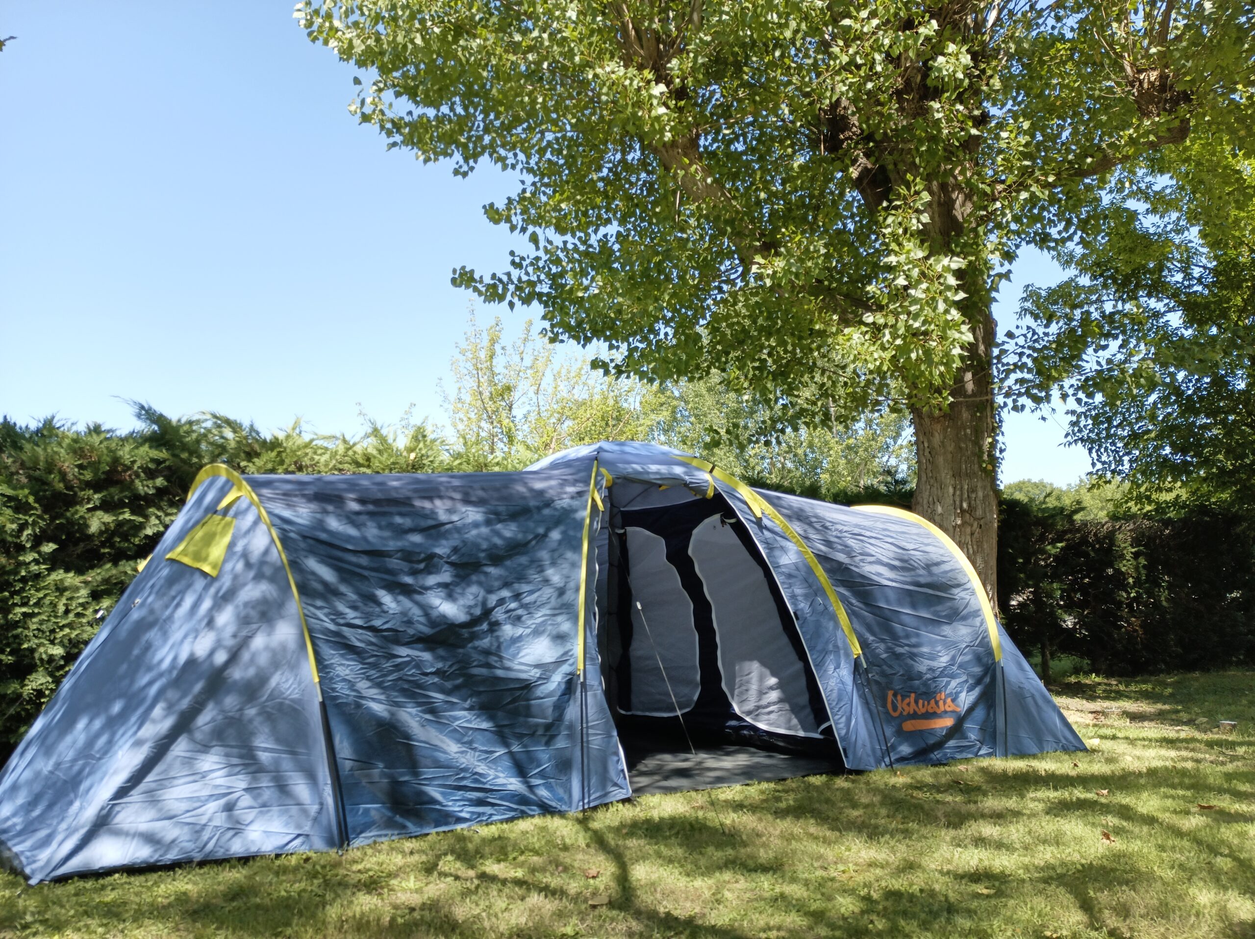 Tente prête à camper au camping lac de Ferrié